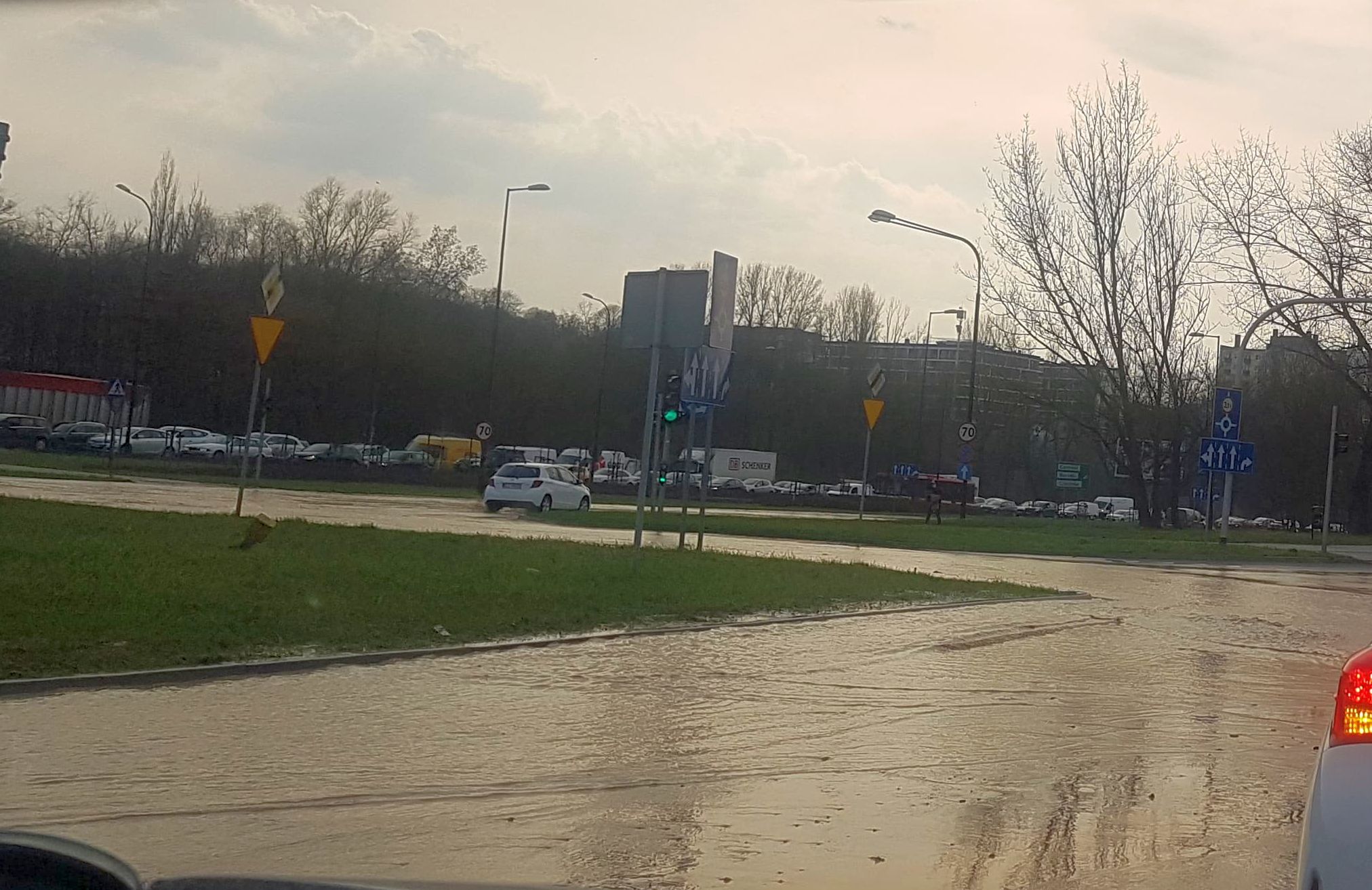 Pękła rura wodociągowa, woda zalała skrzyżowanie. Sporo mieszkańców ma sucho w kranach (wideo)