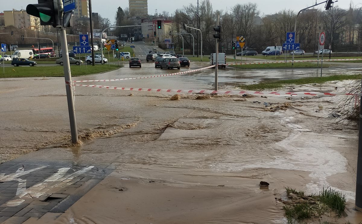 Pękła rura wodociągowa, woda zalała skrzyżowanie. Sporo mieszkańców ma sucho w kranach (wideo)