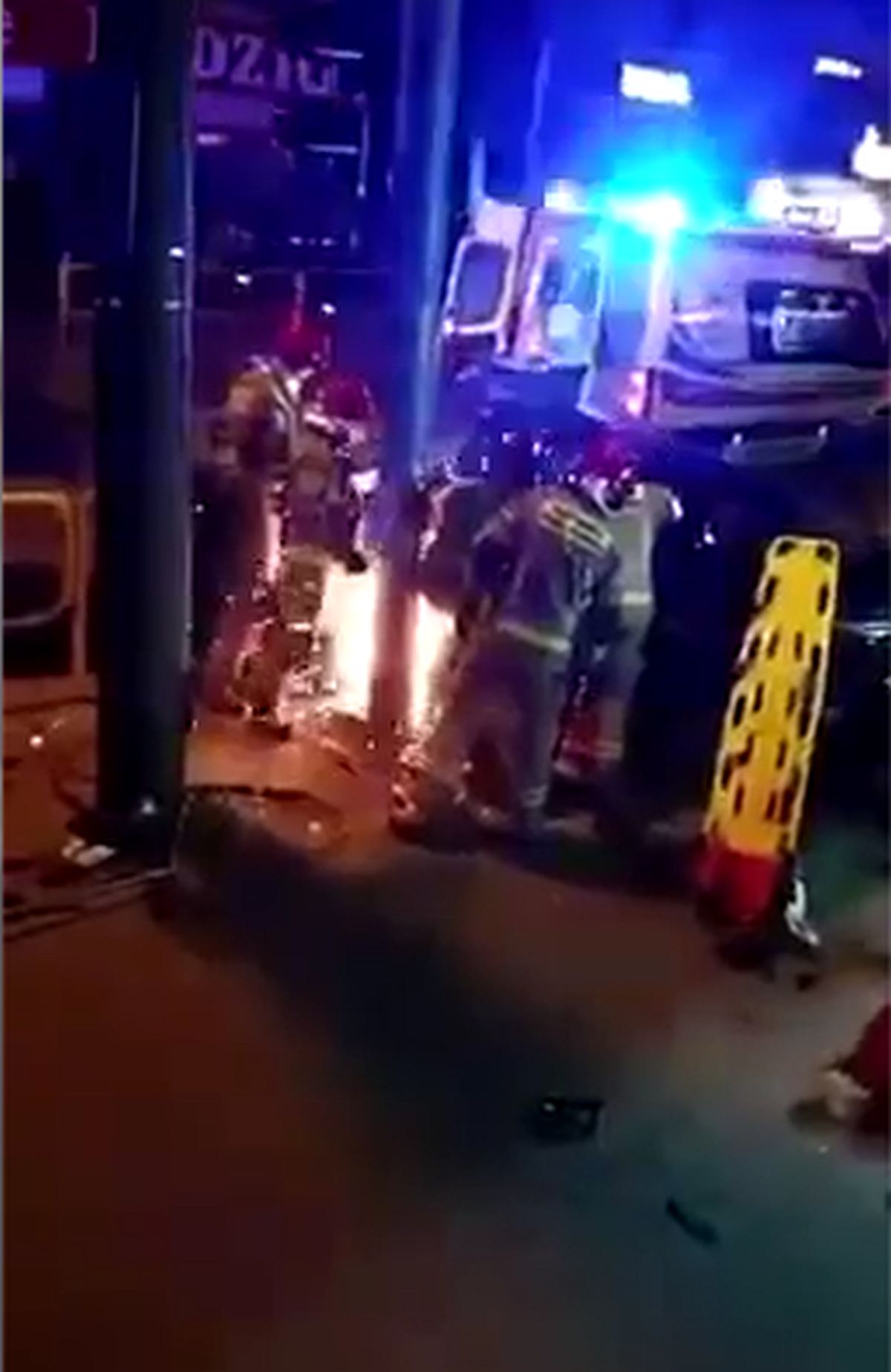 Nocny wypadek w Chełmie. Rozpędzony mercedes zderzył się z oplem (zdjęcia)