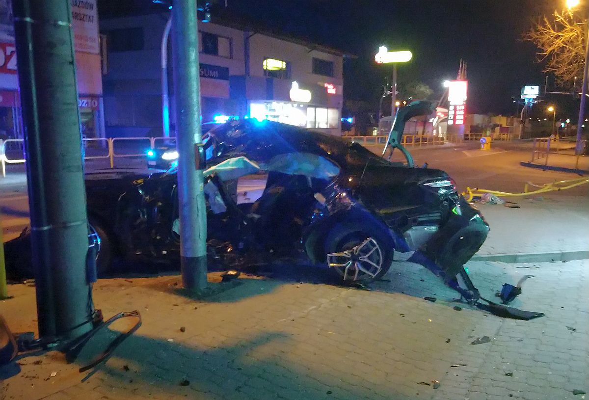 Nocny wypadek w Chełmie. Rozpędzony mercedes zderzył się z oplem (zdjęcia)