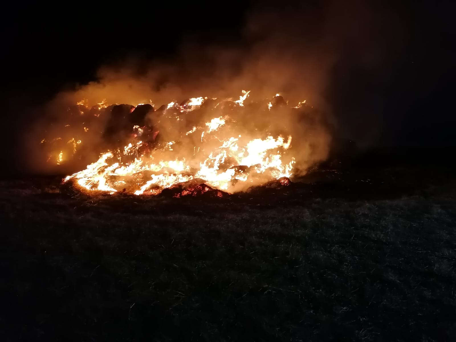 Pojechali do pożaru trawy, płonęła ogromna sterta słomy. Walka z ogniem trwała 10 godzin (wideo)