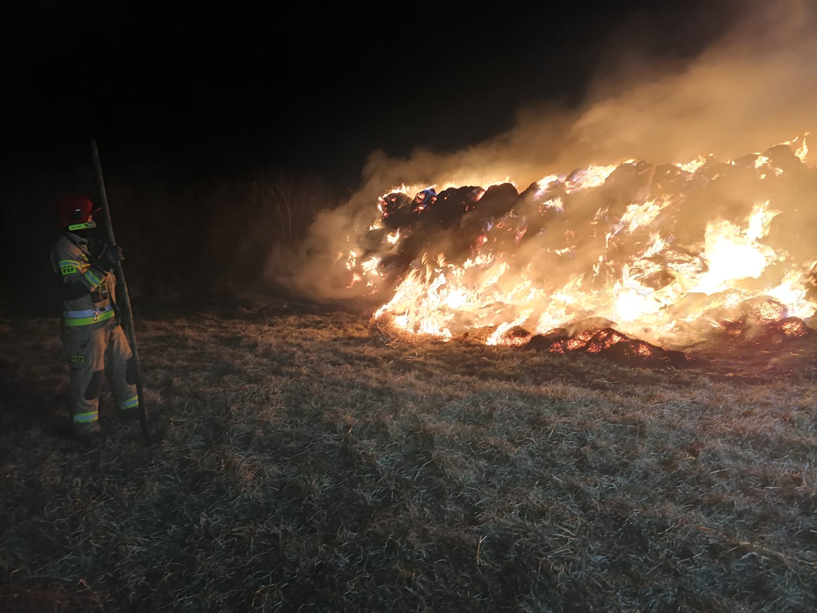 Pojechali do pożaru trawy, płonęła ogromna sterta słomy. Walka z ogniem trwała 10 godzin (wideo)