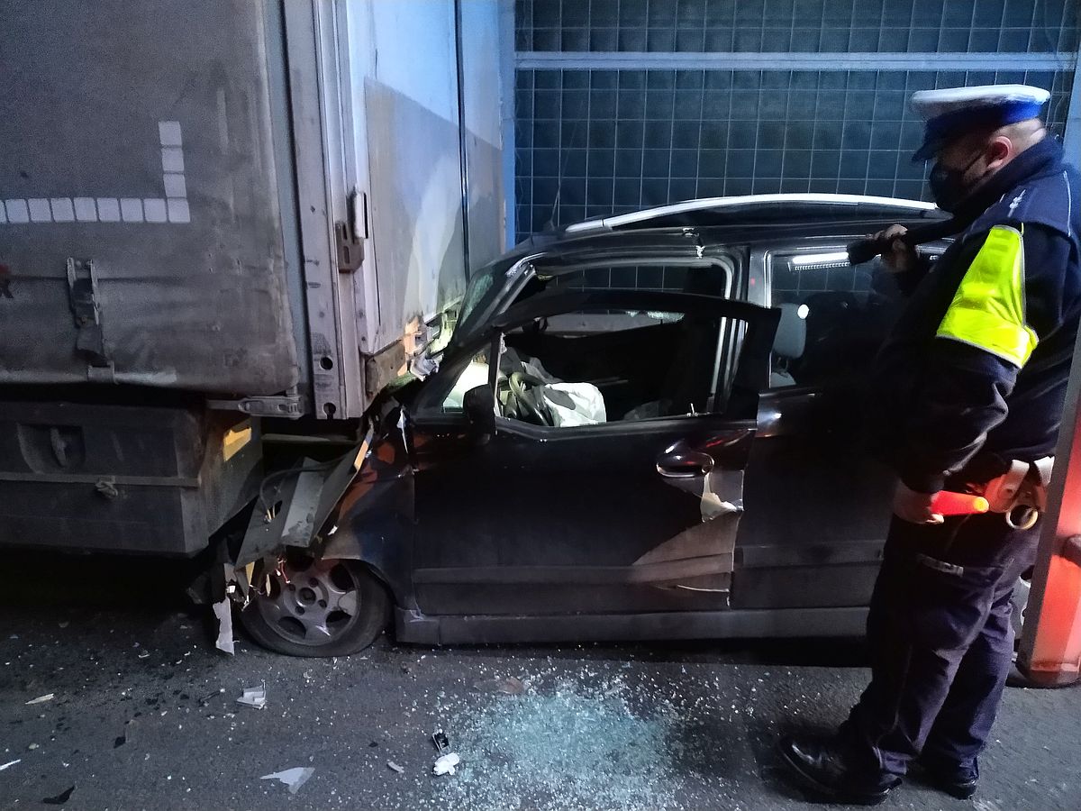 Jadący wężykiem matiz wbił się w naczepę ciężarówki. Od kierowcy wyczuwalna była woń alkoholu (zdjęcia)