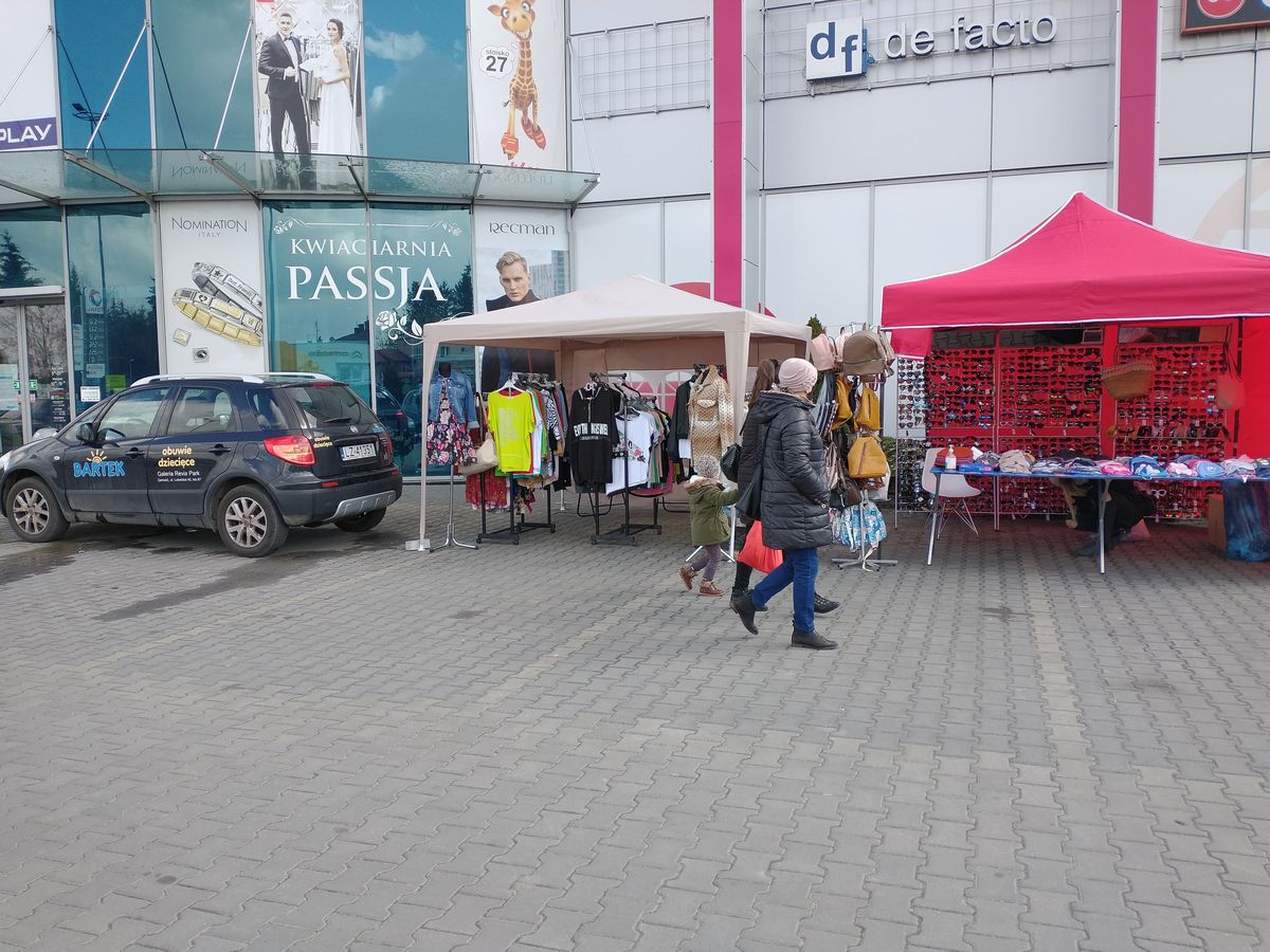 Najemcy galerii handlowej zaczęli handlować na parkingu. Do tej pory nie otrzymali żadnego wsparcia od rządu (zdjęcia)