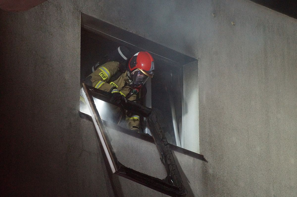 Pożar mieszkania w budynku wielorodzinnym w Lublinie. W akcji gaśniczej pięć zastępów straży pożarnej (zdjęcia)