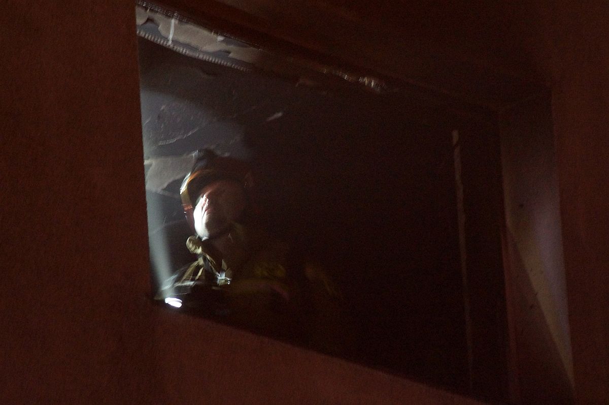 Pożar mieszkania w budynku wielorodzinnym w Lublinie. W akcji gaśniczej pięć zastępów straży pożarnej (zdjęcia)