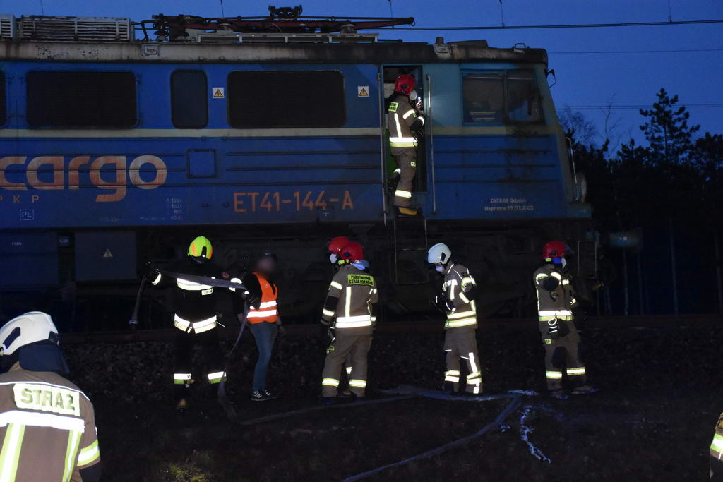 Na szlaku kolejowym Lublin – Warszawa zapaliła się lokomotywa (zdjęcia)