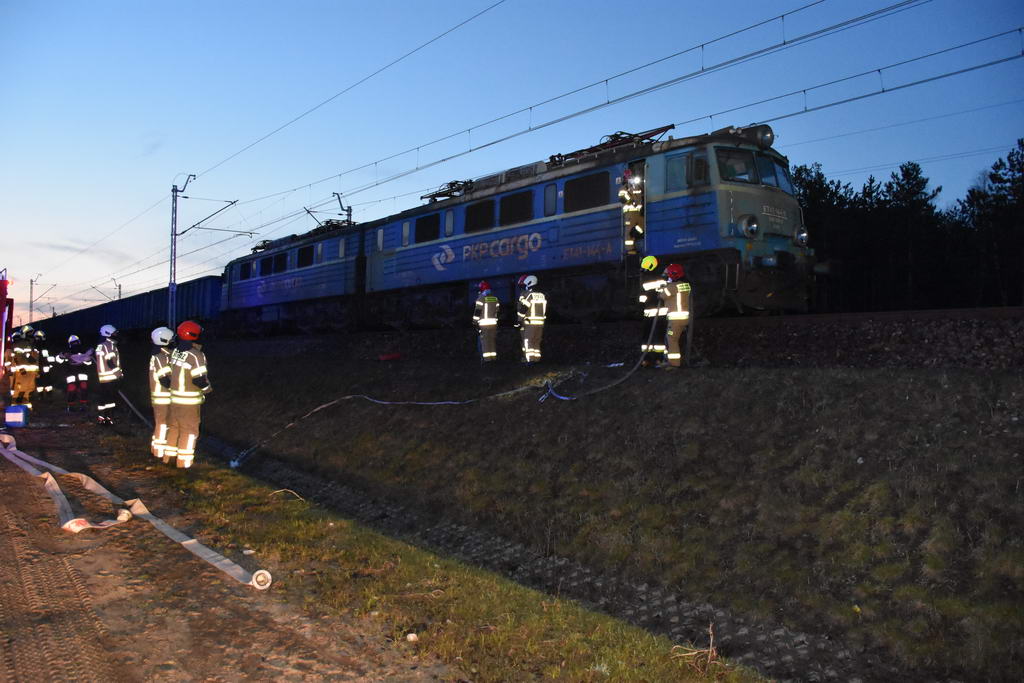 Na szlaku kolejowym Lublin – Warszawa zapaliła się lokomotywa (zdjęcia)