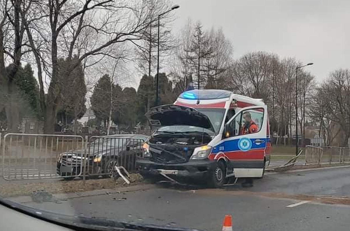 Cadillac zderzył się z karetką pogotowia ratunkowego. Na szczęście nikt nie ucierpiał (zdjęcia) AKTUALIZACJA