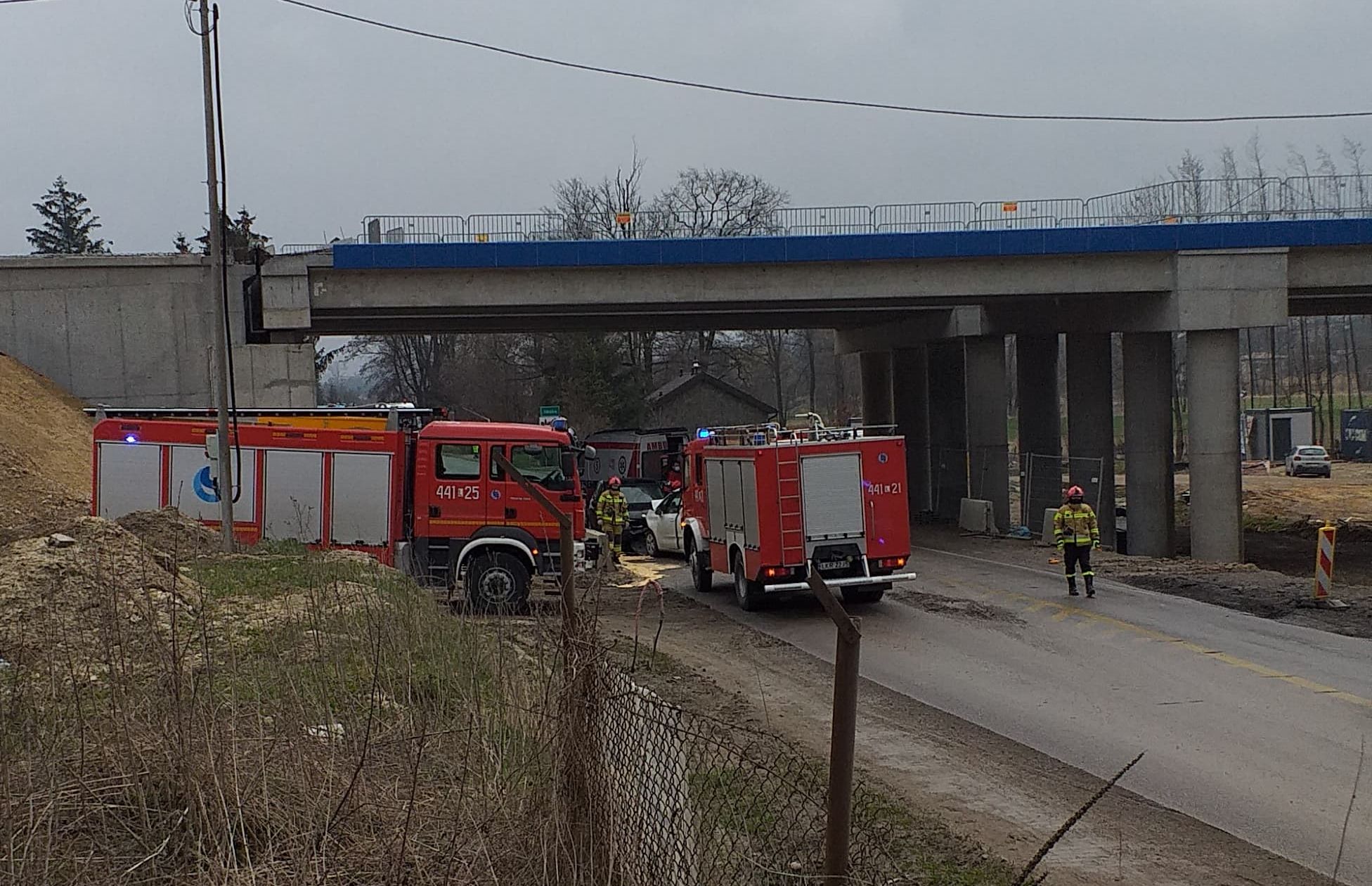 Czołowe zderzenie BMW z citroenem. Pięć osób trafiło do szpitala, droga jest zablokowana (zdjęcia)