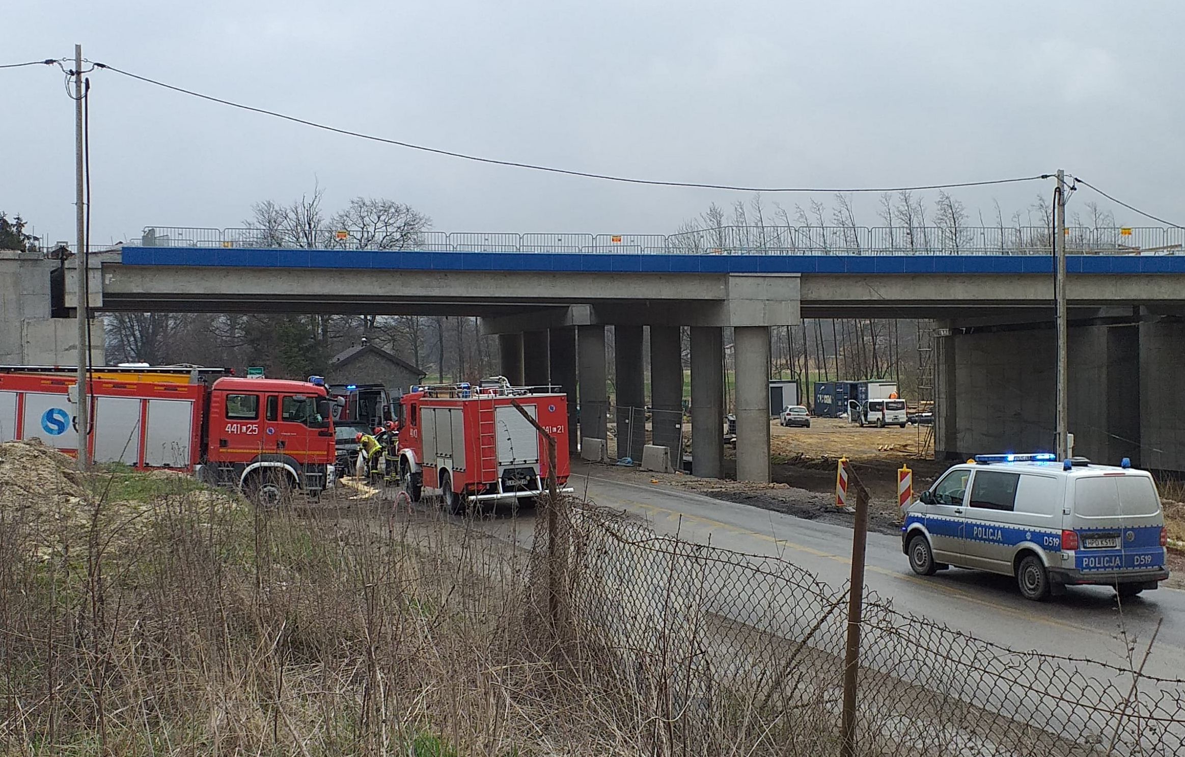 Czołowe zderzenie BMW z citroenem. Pięć osób trafiło do szpitala, droga jest zablokowana (zdjęcia)