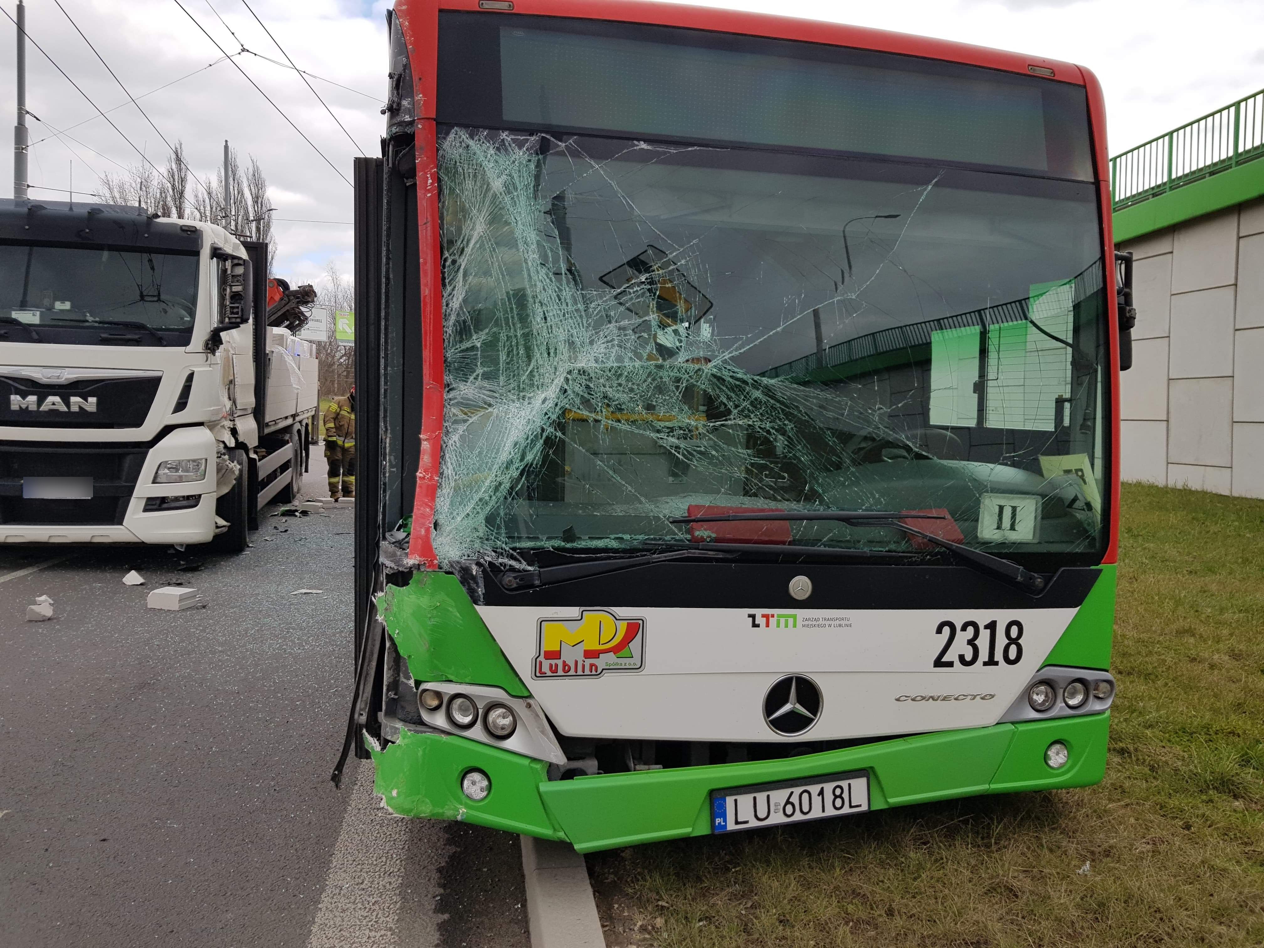 Kierowca ciężarówki nie zauważył nadjeżdżającego autobusu. Doprowadził do zderzenia pojazdów (zdjęcia)