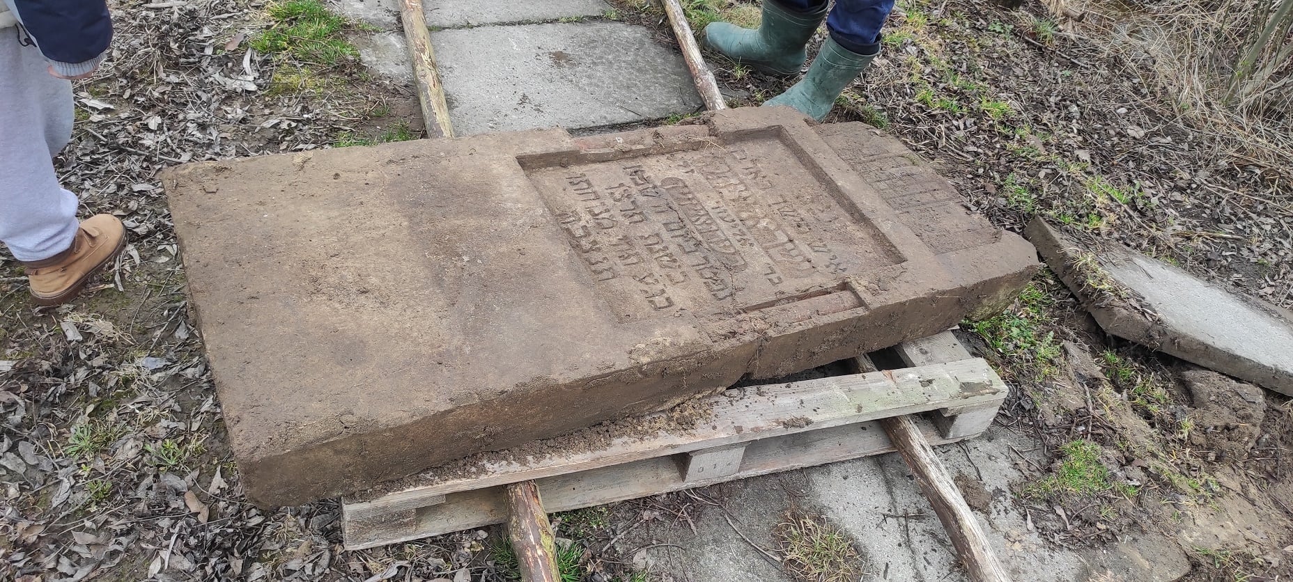Macewy z żydowskiego cmentarza służyły jako płytki chodnikowe i narzędzie do ostrzenia narzędzi (zdjęcia)