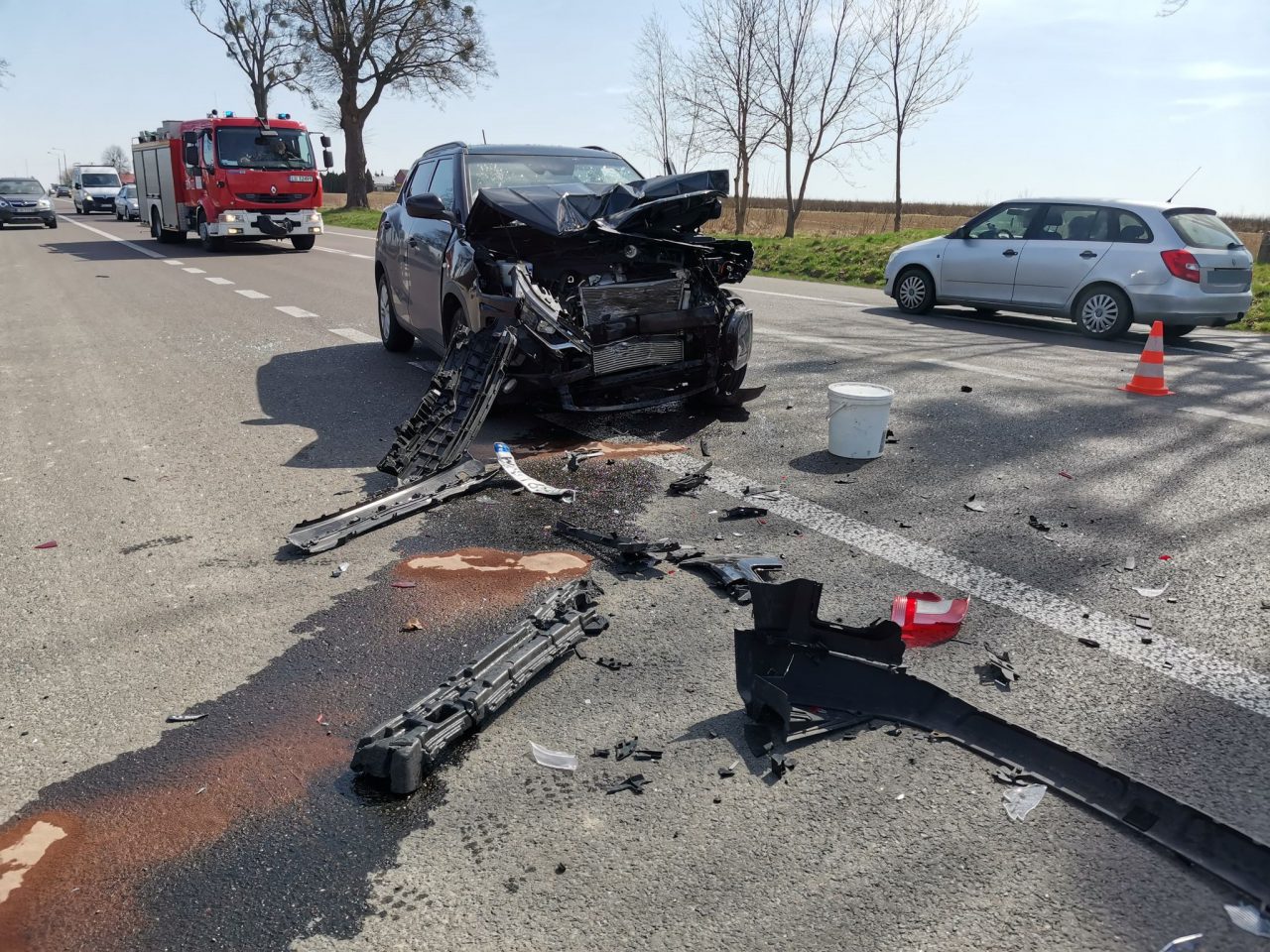 Zderzenie dwóch aut. Na miejscu pracują służby ratunkowe