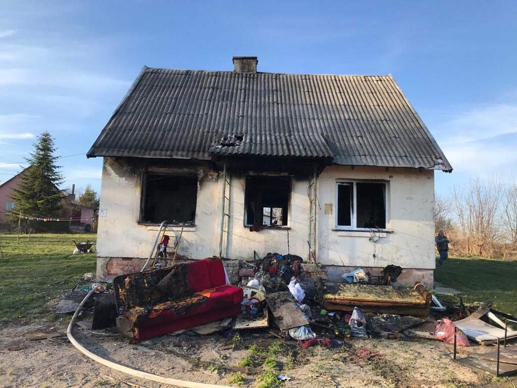 Przez okna wydobywały się płomienie. Wnętrze domu spłonęło (zdjęcia)