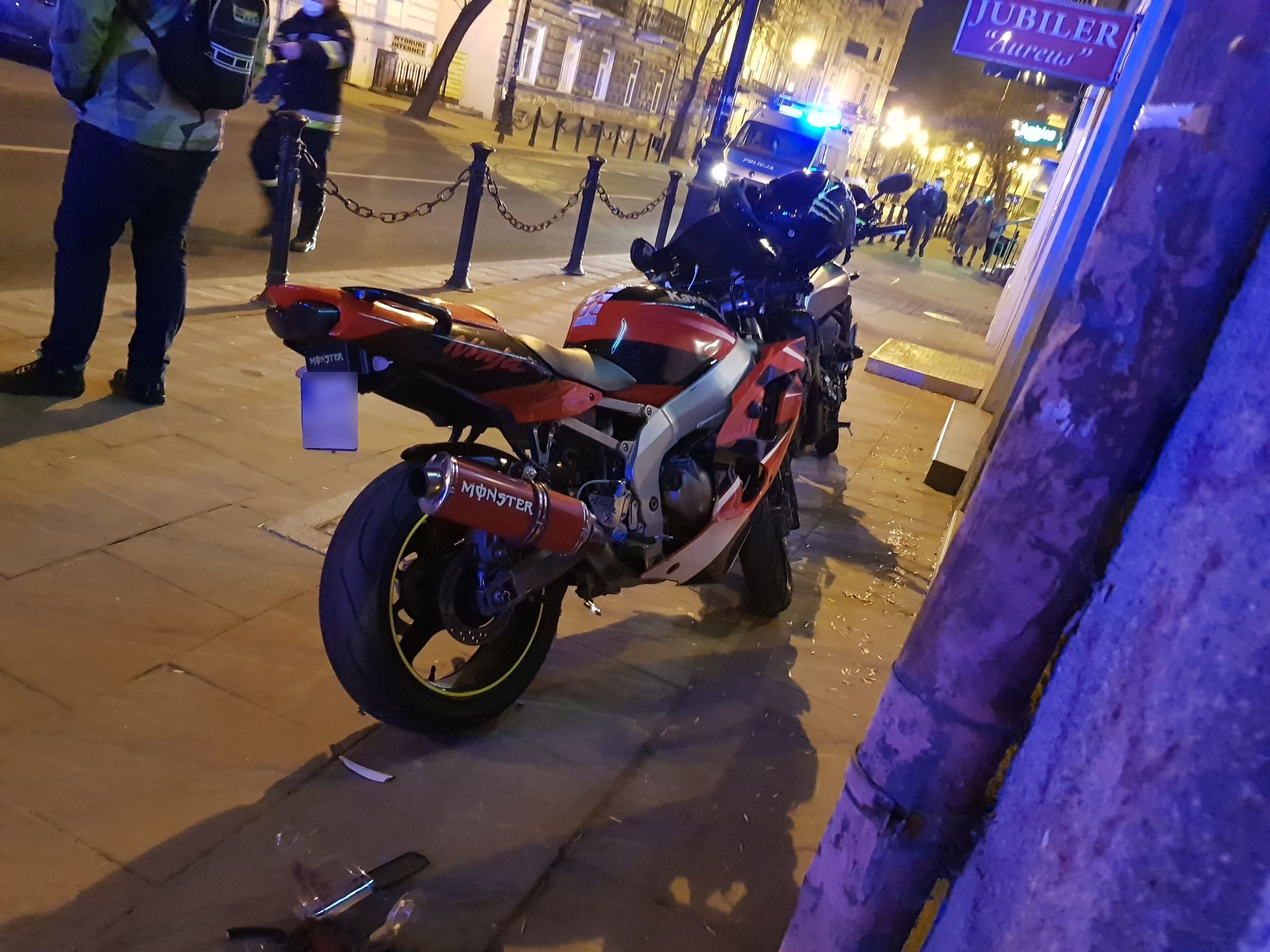 Zderzenie motocykla z oplem w centrum Lublina. Kierowca jednośladu trafił do szpitala (zdjęcia)