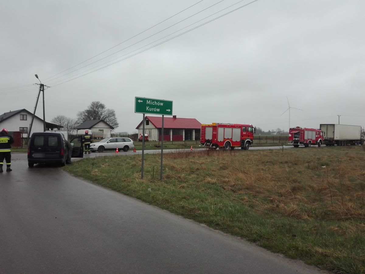 Wjeżdżała na skrzyżowanie, nie zauważyła ciężarówki. Opel uderzył w bok ciągnika siodłowego (zdjęcia)