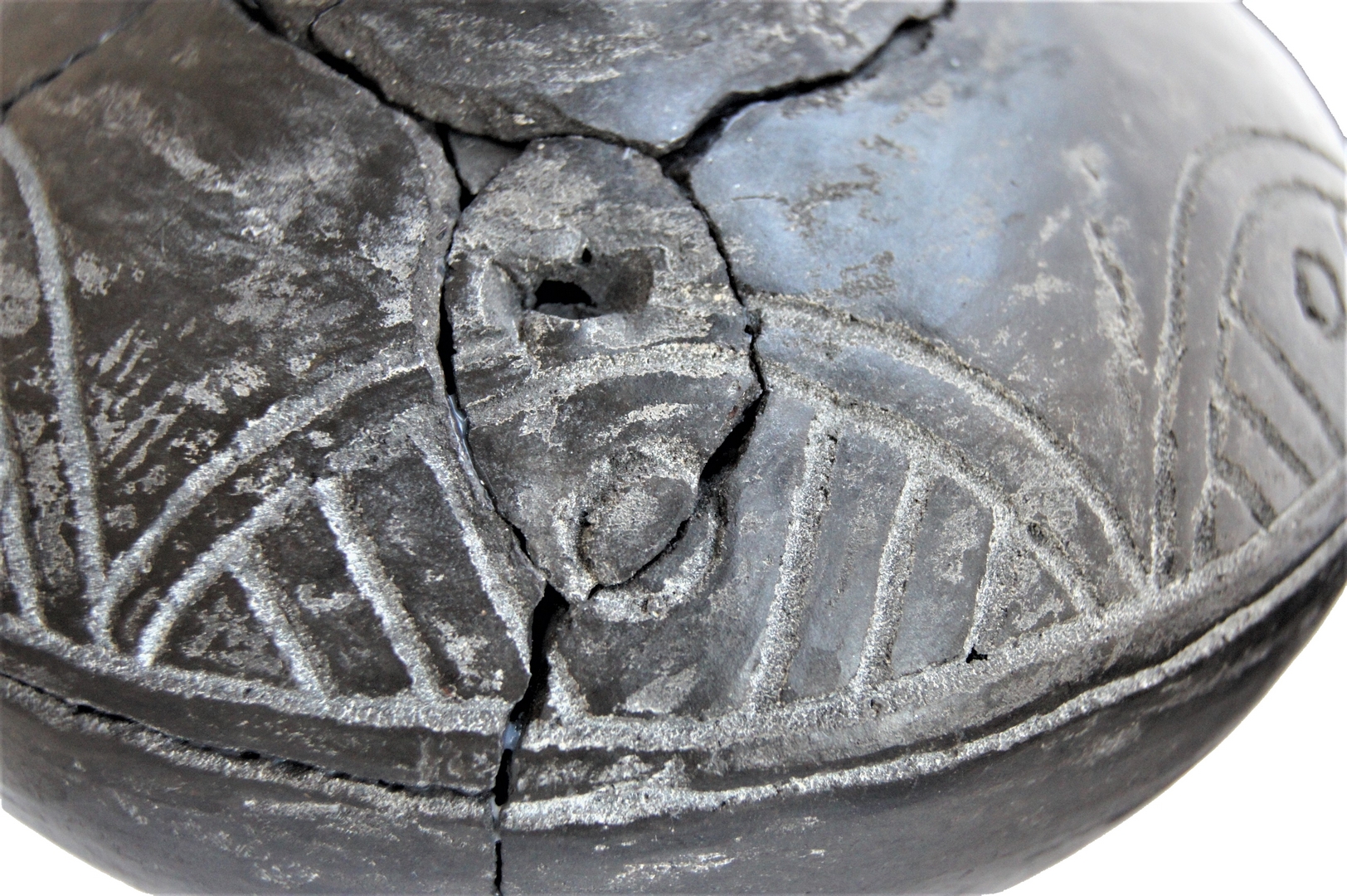 Na strychu znaleziono kawałki ceramiki. Po sklejeniu okazało się, że naczynie może mieć nawet tysiąc lat
