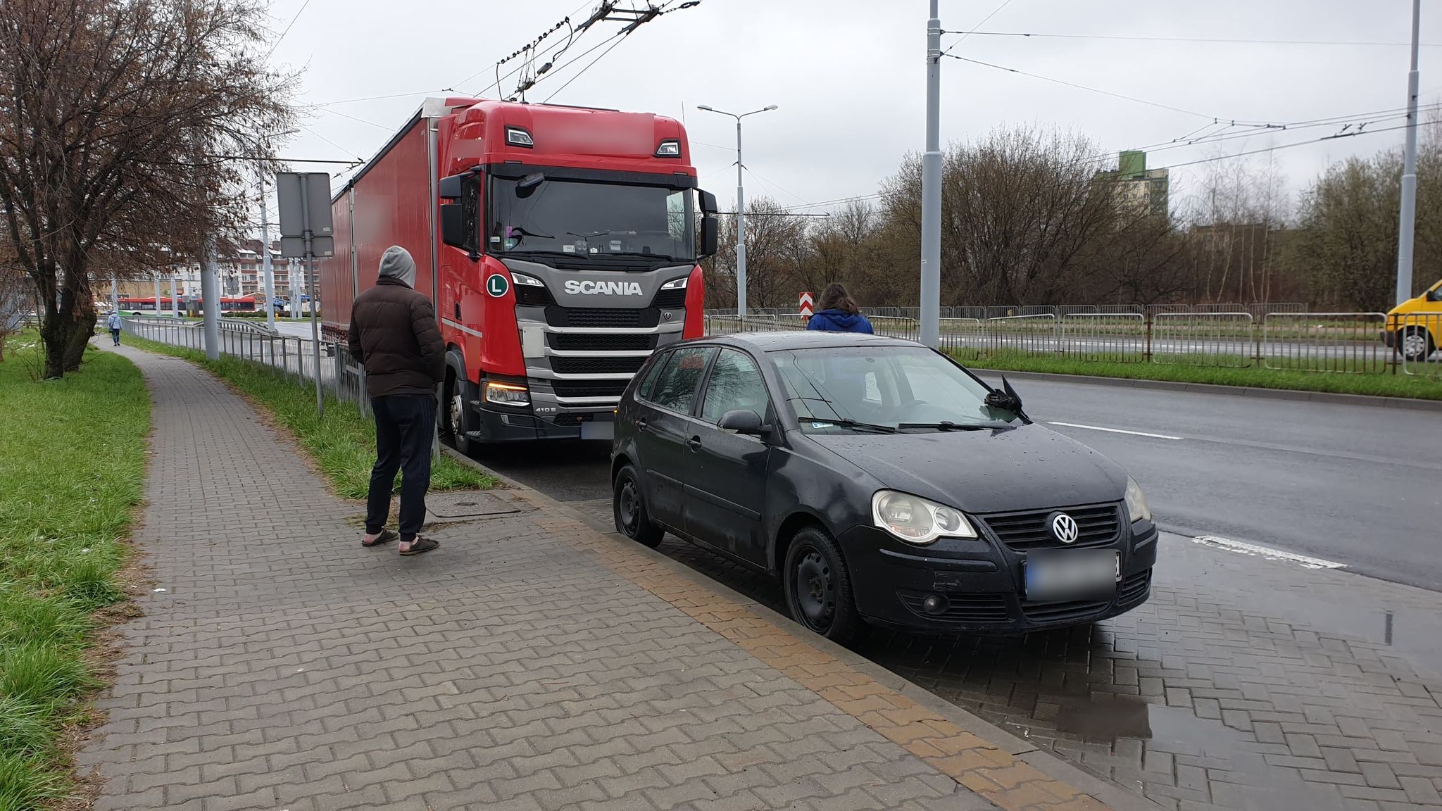 Z lewego pasa postanowił skręcić w prawo. Ciężarówka zderzyła się z volkswagenem (zdjęcia)