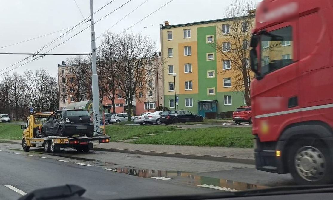 Z lewego pasa postanowił skręcić w prawo. Ciężarówka zderzyła się z volkswagenem (zdjęcia)