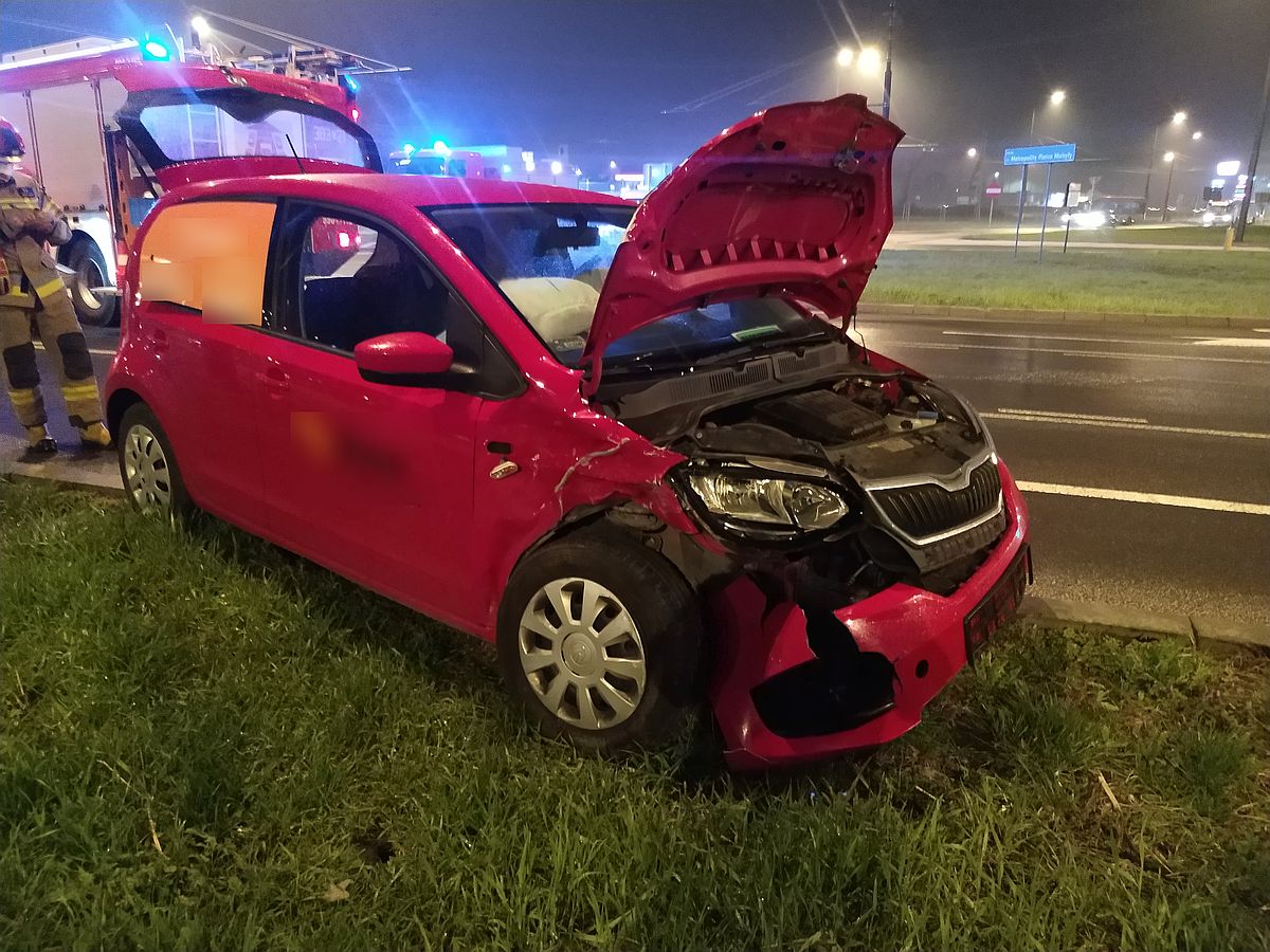 Kolejne zderzenie pojazdów na tym rondzie. Przyczyna jak zwykle ta sama (zdjęcia)