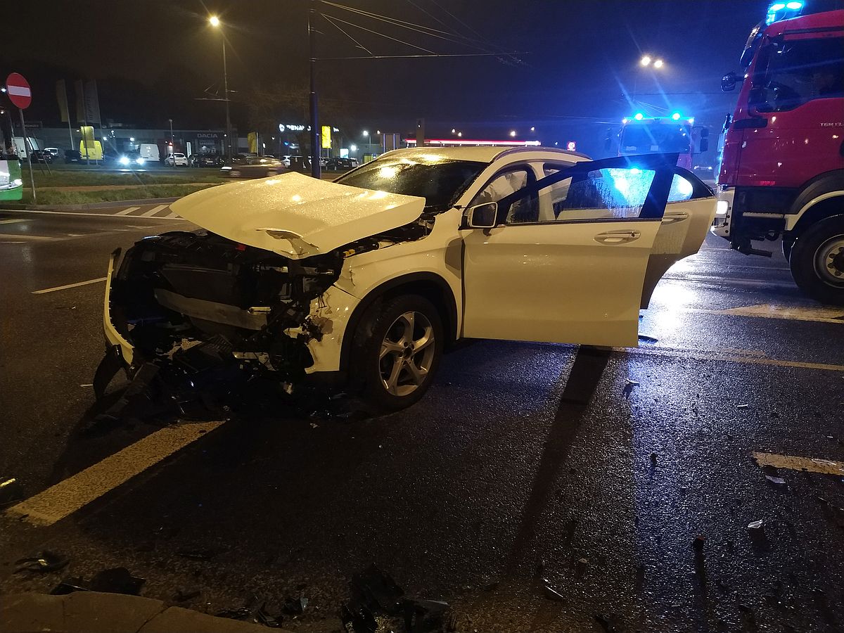 Kolejne zderzenie pojazdów na tym rondzie. Przyczyna jak zwykle ta sama (zdjęcia)