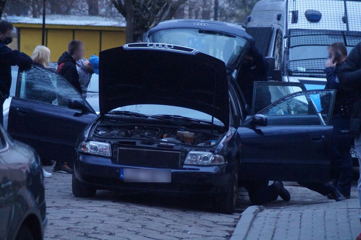 Wysiedli z samochodu i zaczęli krzyczeć, jeden miał pistolet, drugi pałkę. Policjanci znaleźli przy nich narkotyki (zdjęcia)