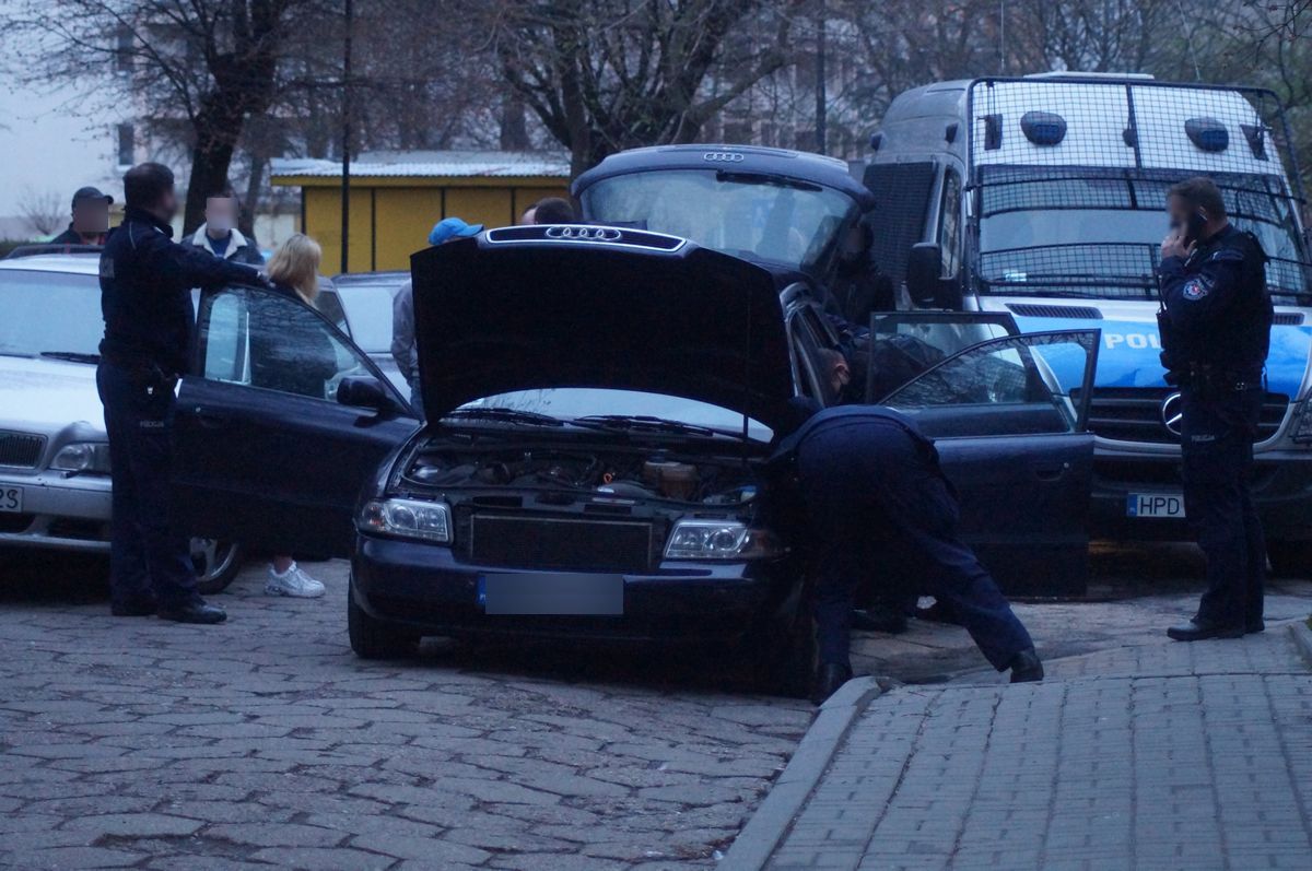 Wysiedli z samochodu i zaczęli krzyczeć, jeden miał pistolet, drugi pałkę. Policjanci znaleźli przy nich narkotyki (zdjęcia)