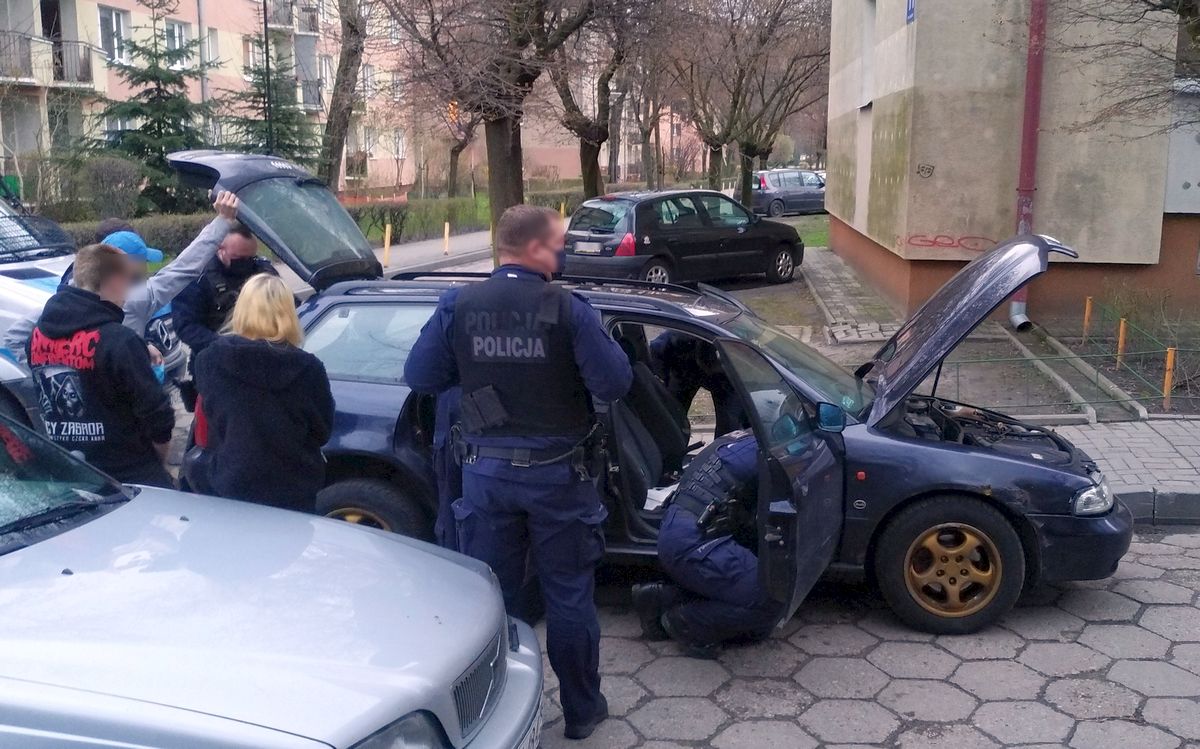 Wysiedli z samochodu i zaczęli krzyczeć, jeden miał pistolet, drugi pałkę. Policjanci znaleźli przy nich narkotyki (zdjęcia)