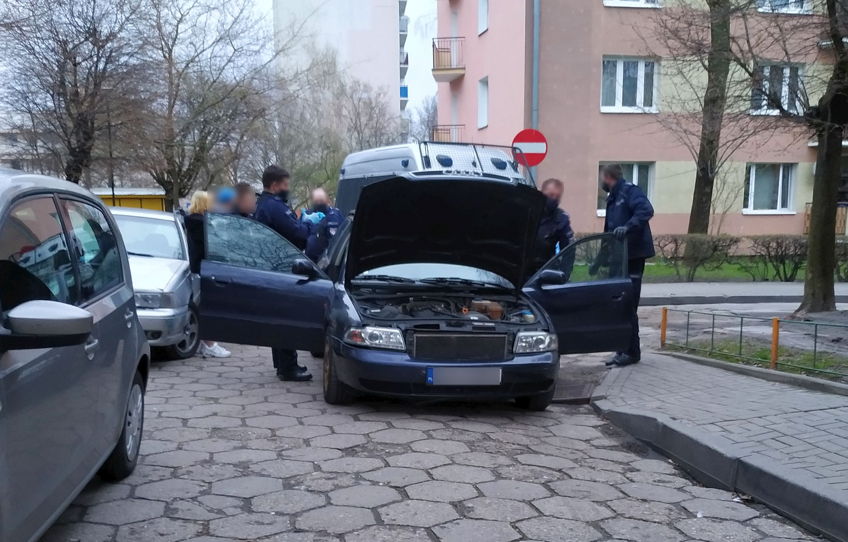 Wysiedli z samochodu i zaczęli krzyczeć, jeden miał pistolet, drugi pałkę. Policjanci znaleźli przy nich narkotyki (zdjęcia)