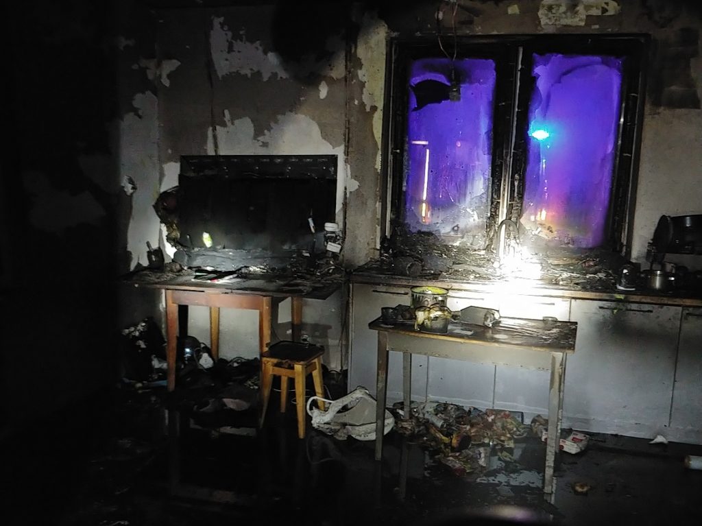 Podpalił dom, w którym znajdowała się jego żona z dzieckiem. Następnie uciekł (zdjęcia)
