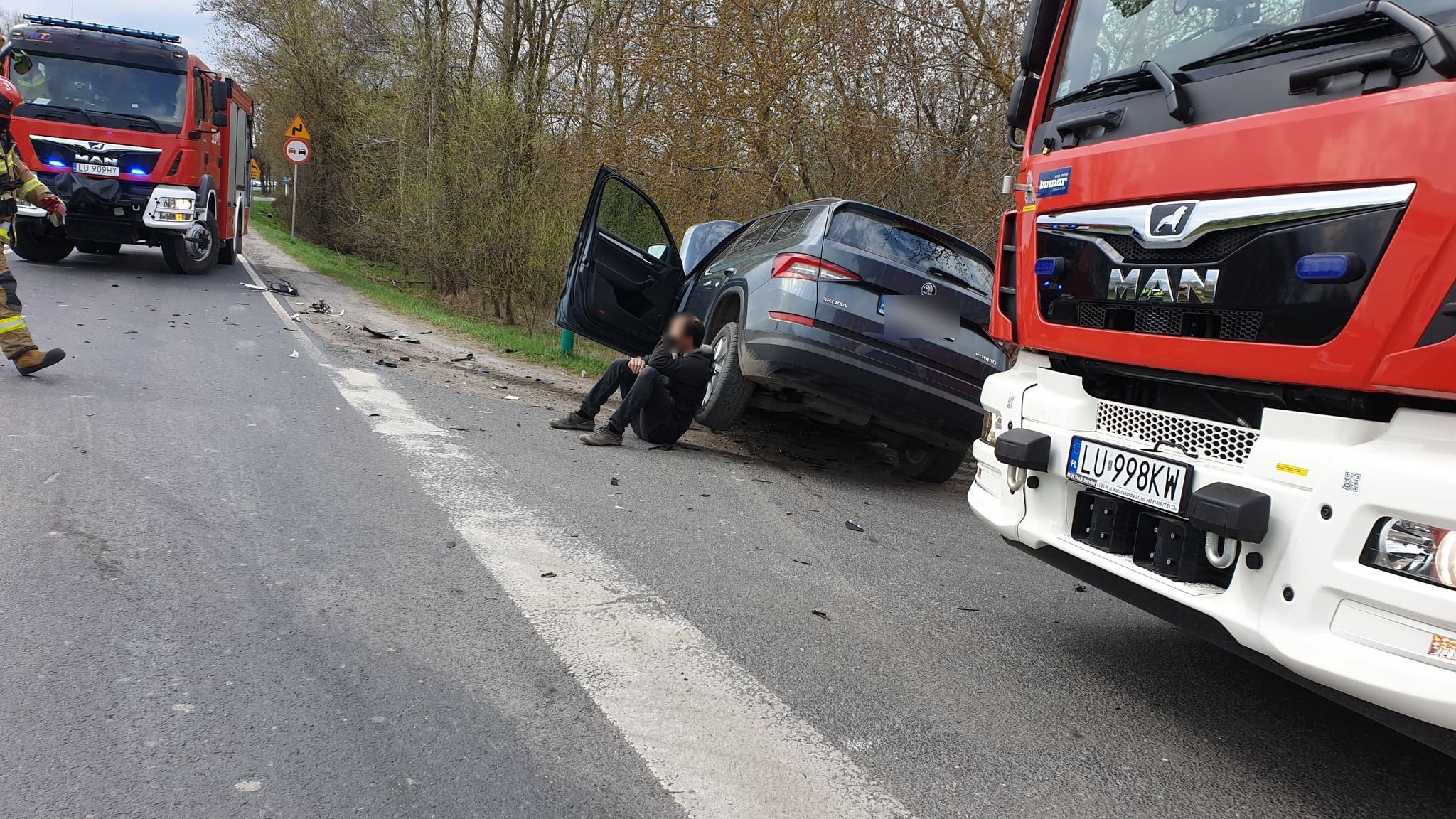 Nie ustąpiła pierwszeństwa przejazdu, doprowadziła do wypadku. Droga jest całkowicie zablokowana (zdjęcia)