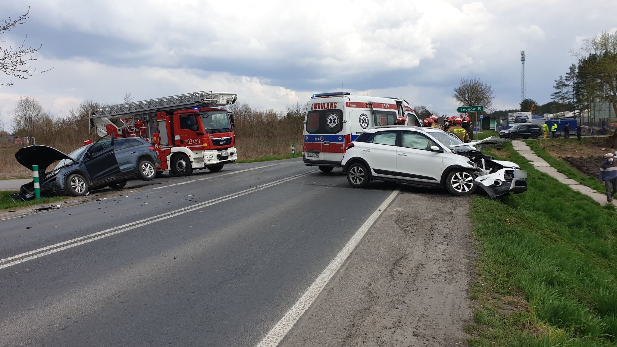 Nie ustąpiła pierwszeństwa przejazdu, doprowadziła do wypadku. Droga jest całkowicie zablokowana (zdjęcia)