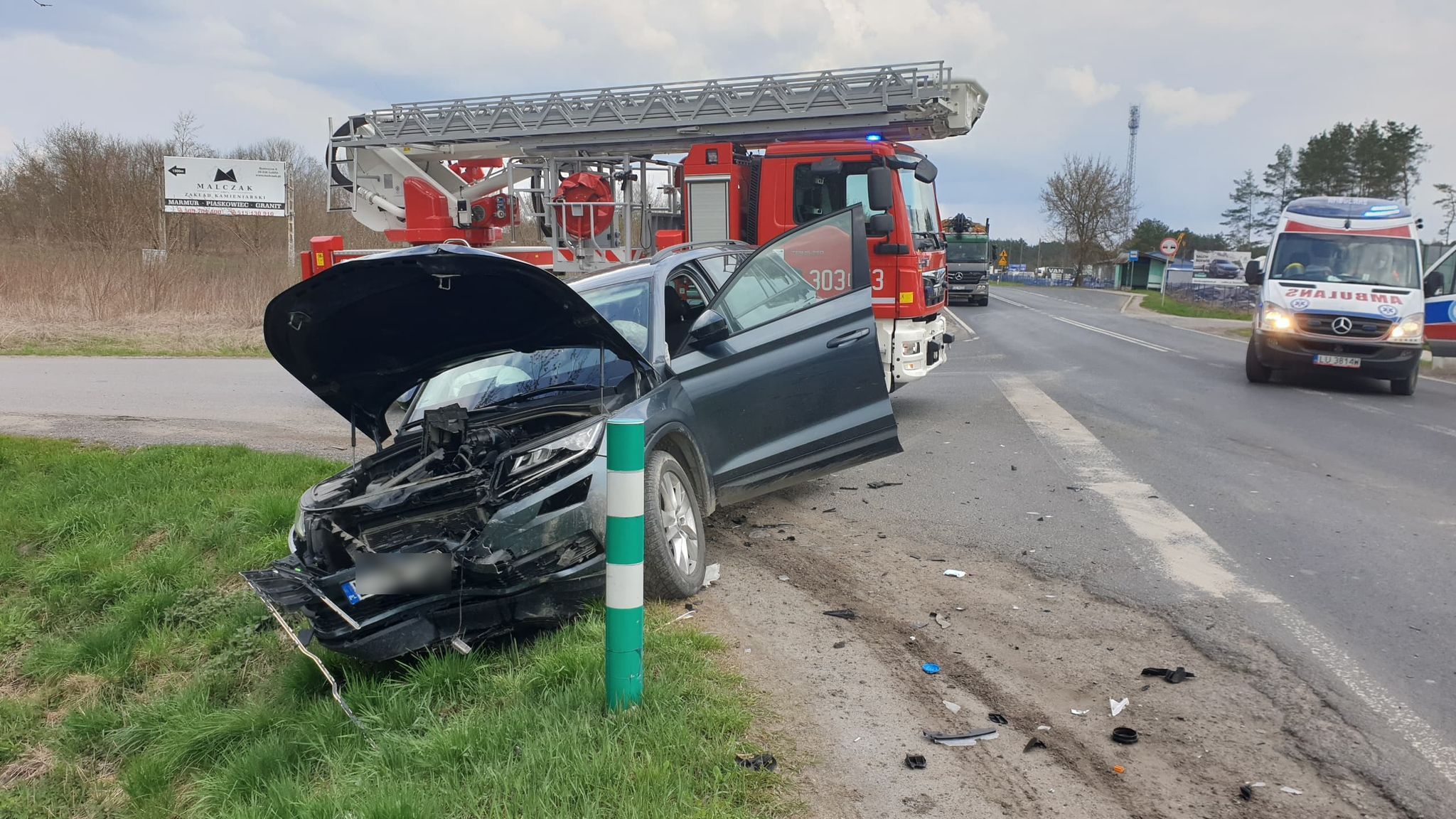 Nie ustąpiła pierwszeństwa przejazdu, doprowadziła do wypadku. Droga jest całkowicie zablokowana (zdjęcia)