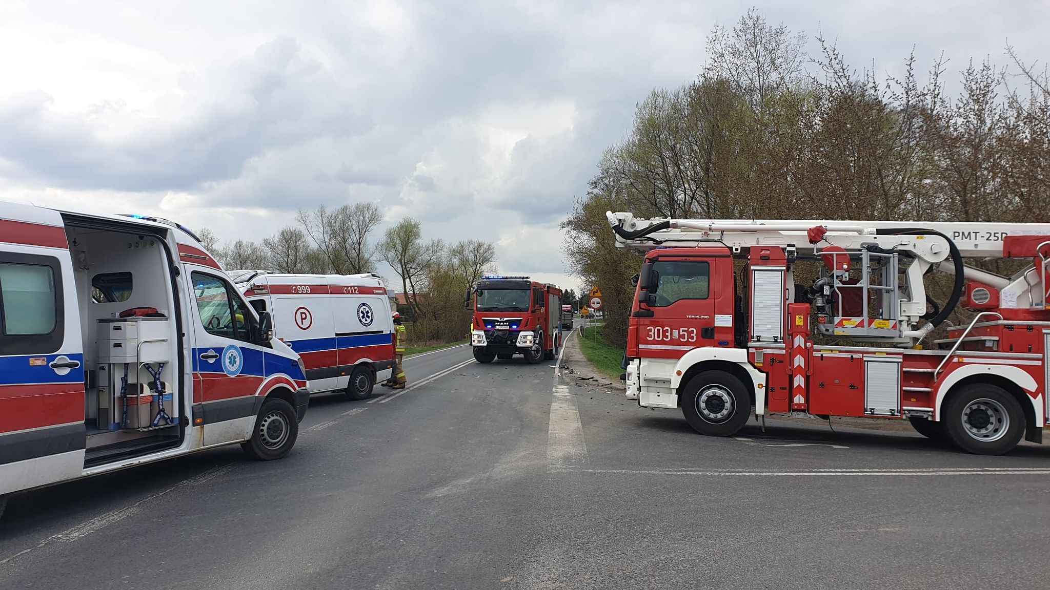 Nie ustąpiła pierwszeństwa przejazdu, doprowadziła do wypadku. Droga jest całkowicie zablokowana (zdjęcia)