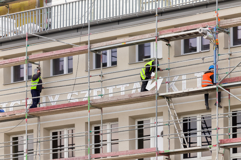 Po ponad pół wieku nadeszły zmiany. Nad wejściem do szpitala montują nowy napis (zdjęcia)