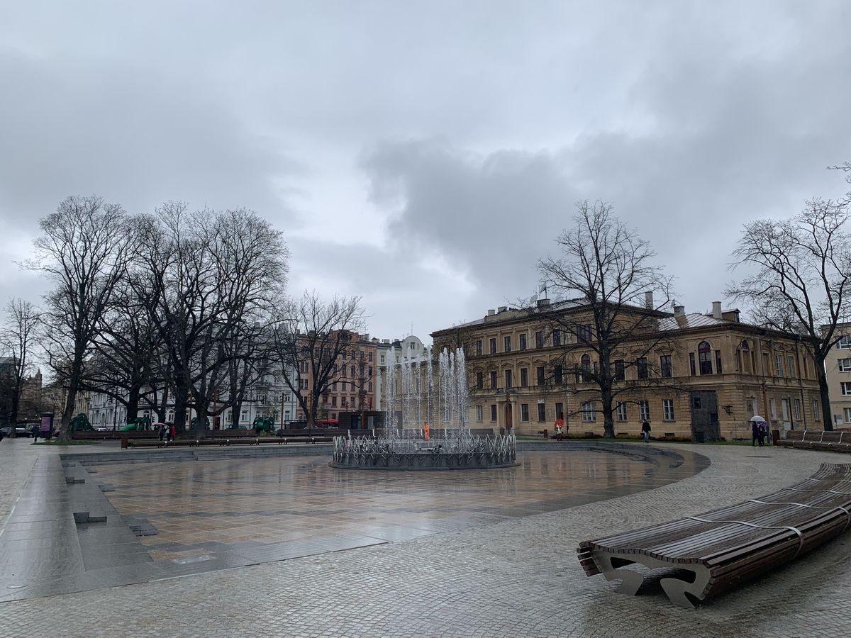 Fontanna na Placu Litewskim już działa. Kolejne zostaną uruchomione do końca tygodnia (zdjęcia)