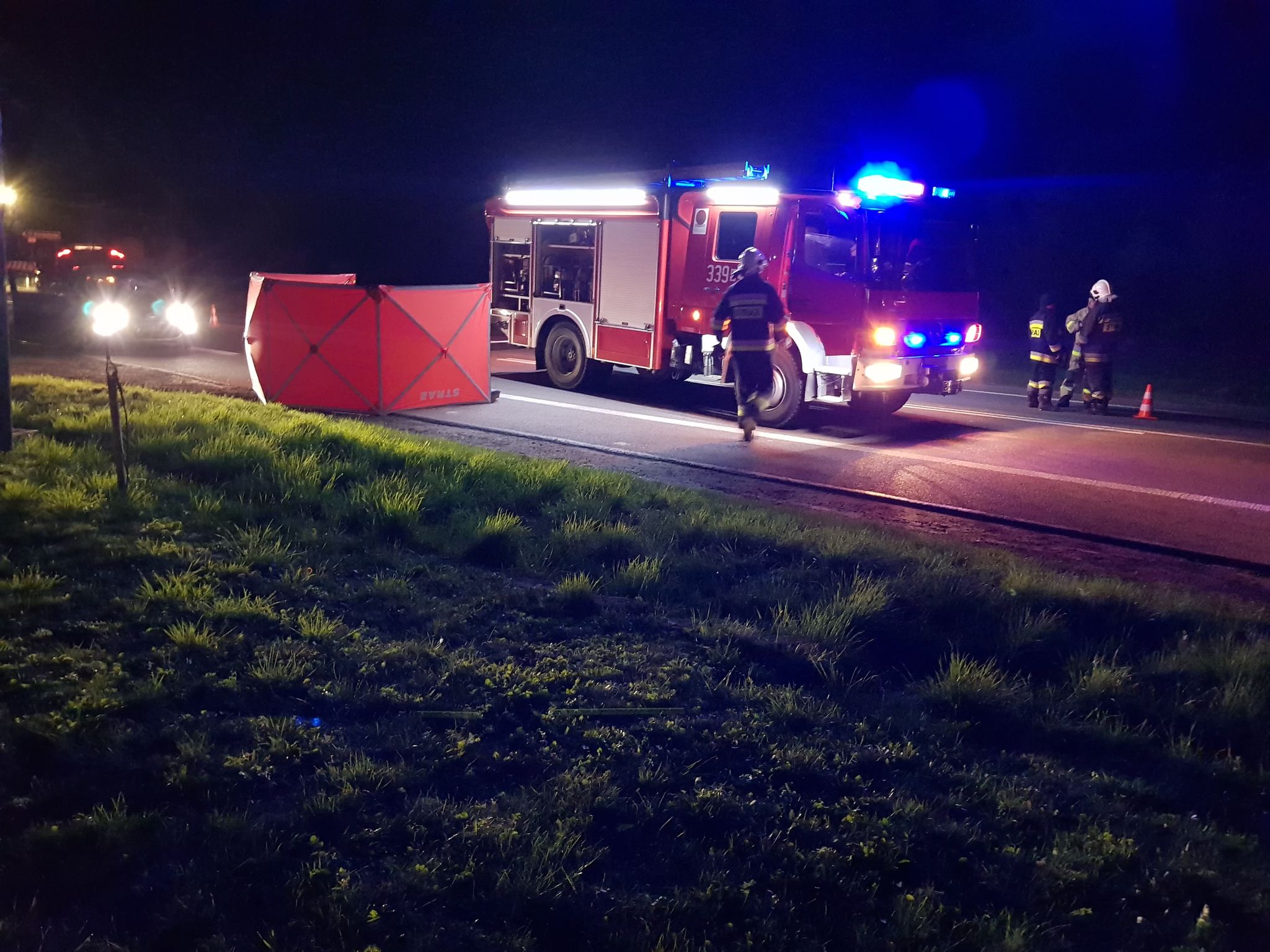 Tragiczny wypadek na trasie Lublin – Kraśnik. Nie żyje mężczyzna potrącony przez forda (zdjęcia)