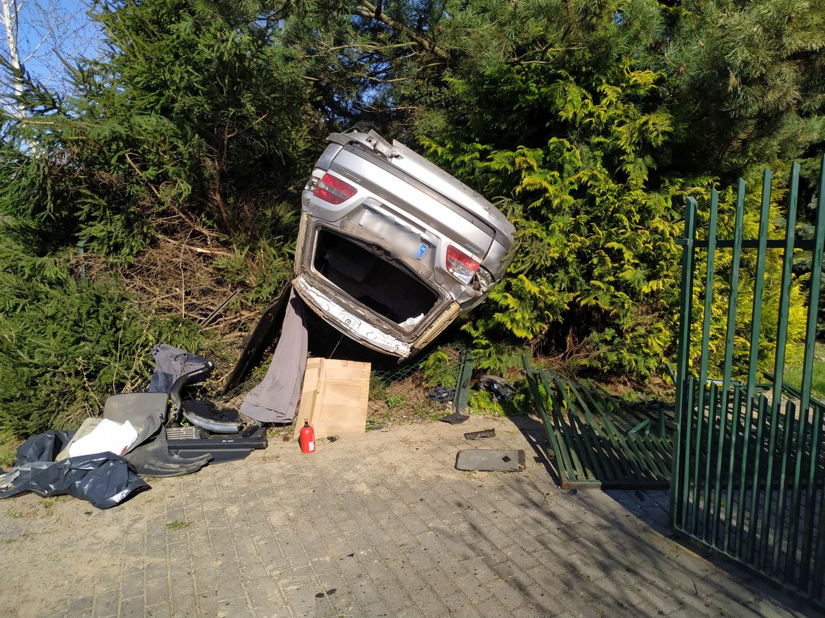 Fiat wypadł z drogi, staranował ogrodzenia, a następnie dachował (zdjęcia)