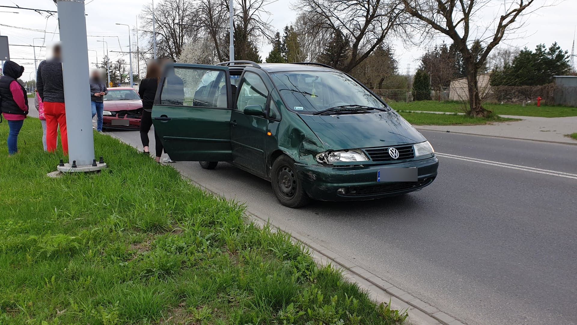 Pasażerowie wysiedli, kierowca postanowił zawrócić. Doprowadził do zderzenia z volkswagenem (zdjęcia)
