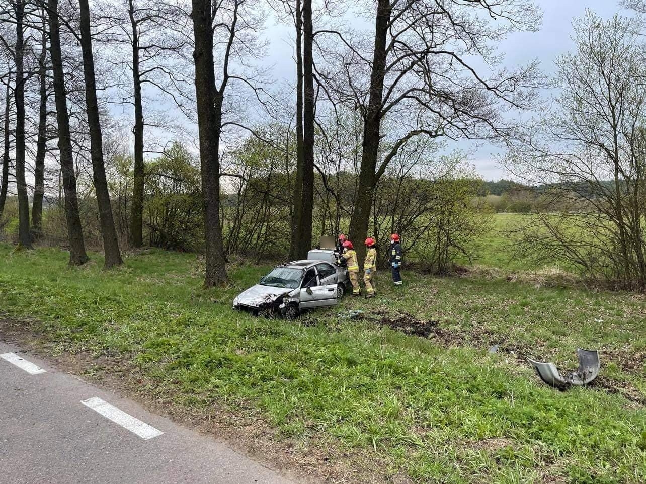 Kolejne zdarzenie na tej drodze. Honda uderzyła w drzewo (zdjęcia)