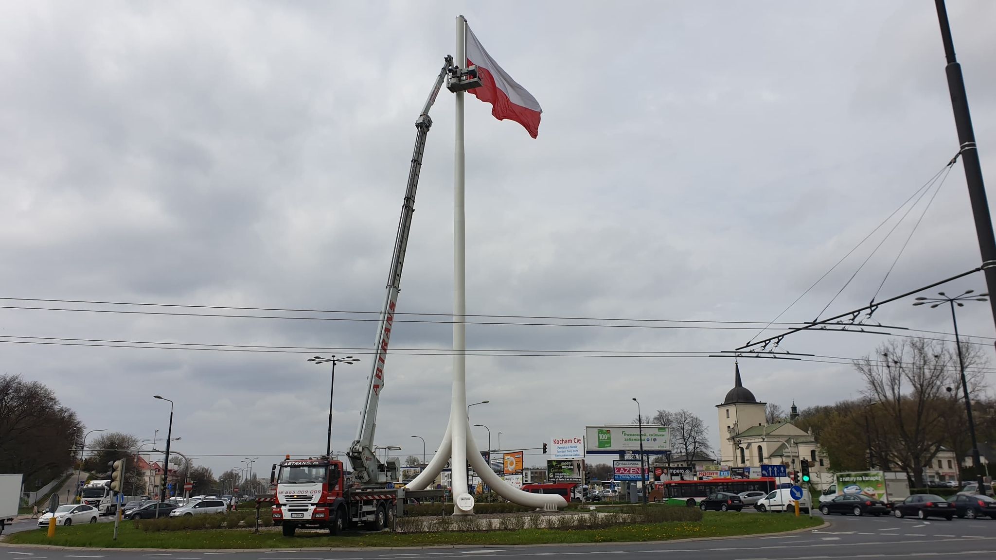 Wymieniili flagę na Dzień Flagi. W tym roku obchody mają mieć skromniejszą oprawę (zdjęcia)