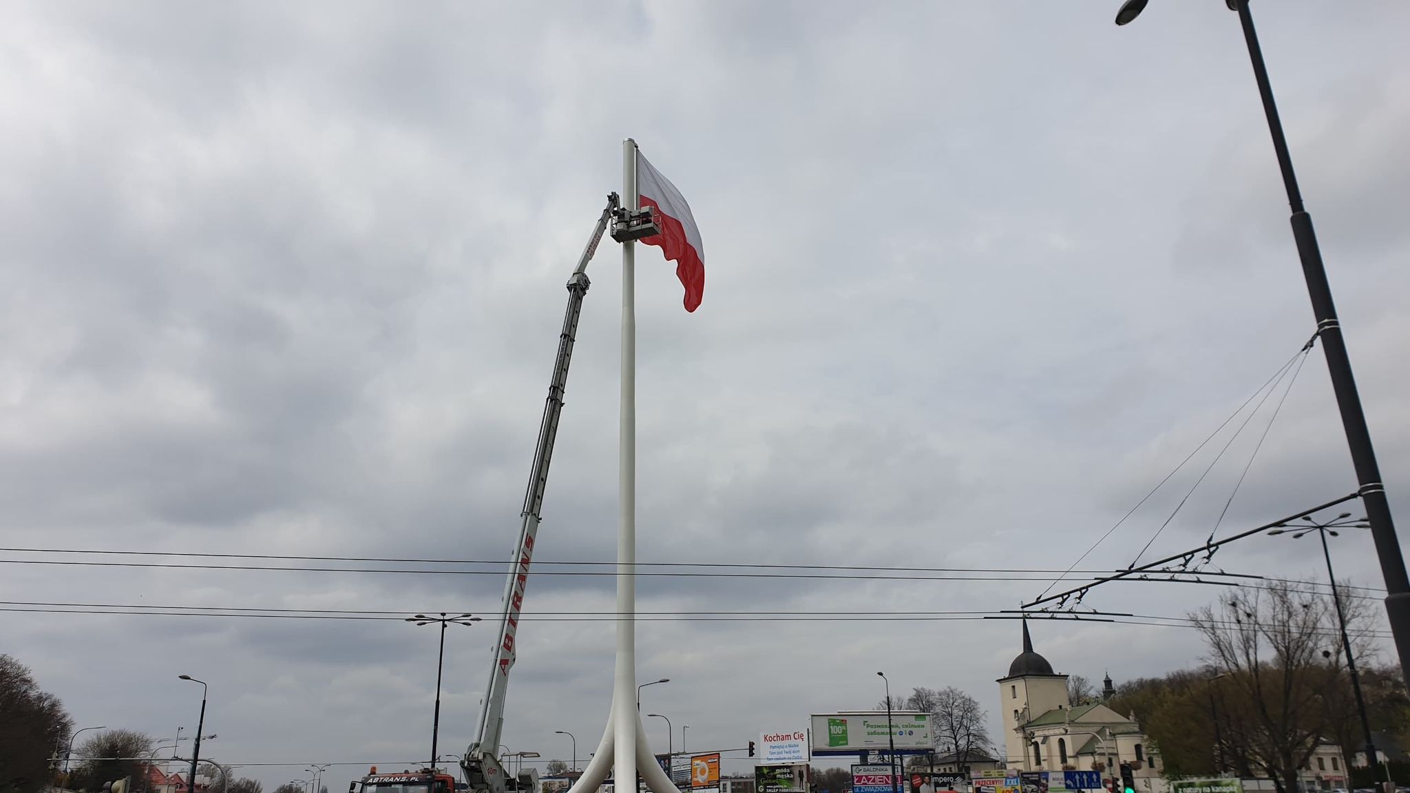 Wymieniili flagę na Dzień Flagi. W tym roku obchody mają mieć skromniejszą oprawę (zdjęcia)