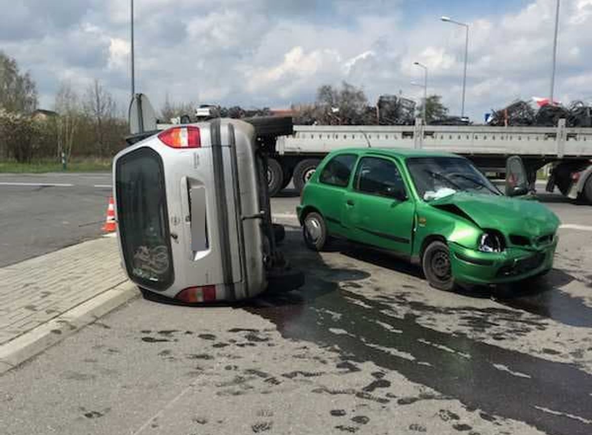 Nie ustąpił pierwszeństwa przejazdu. Zderzył się z nissanem, opel przewrócił się na bok (zdjęcia)