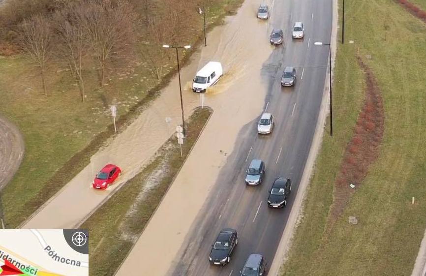 Pękła rura wodociągowa, woda zalała skrzyżowanie. Sporo mieszkańców ma sucho w kranach (wideo)