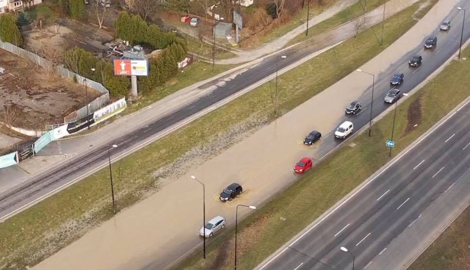 Pękła rura wodociągowa, woda zalała skrzyżowanie. Sporo mieszkańców ma sucho w kranach (wideo)