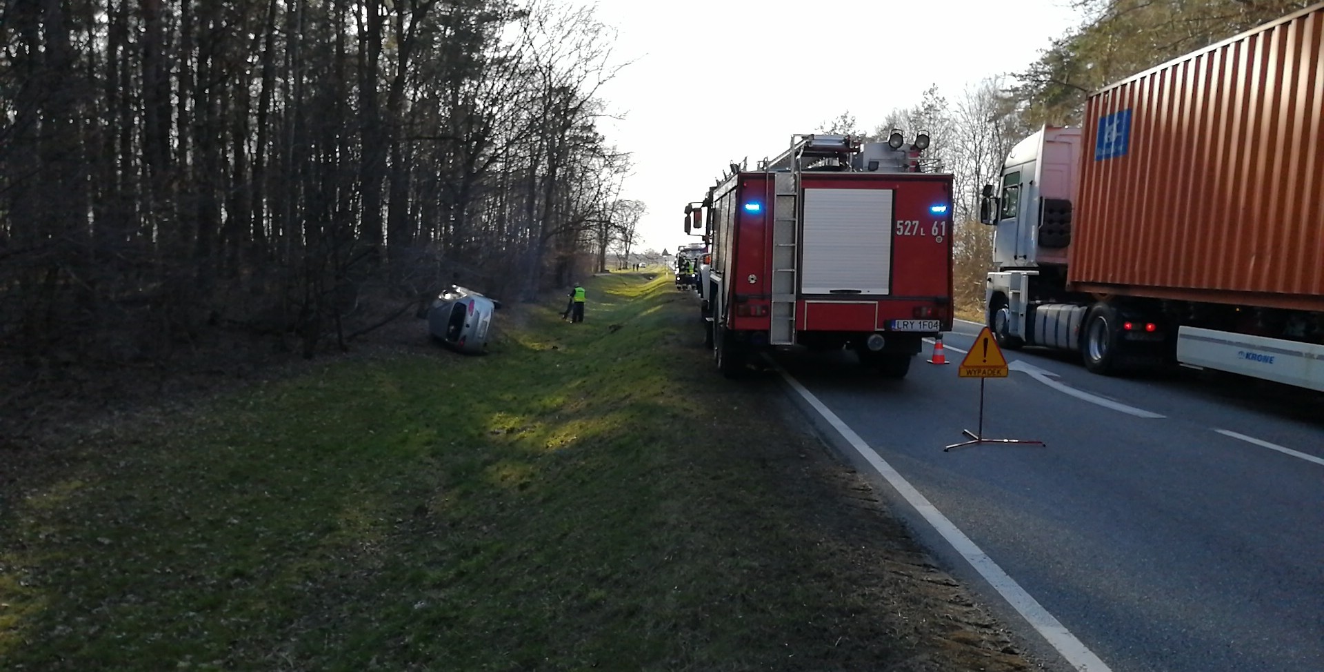 Wypadek na trasie Moszczanka – Kock. Auto wypadło z drogi, jedna osoba poszkodowana (zdjęcia)