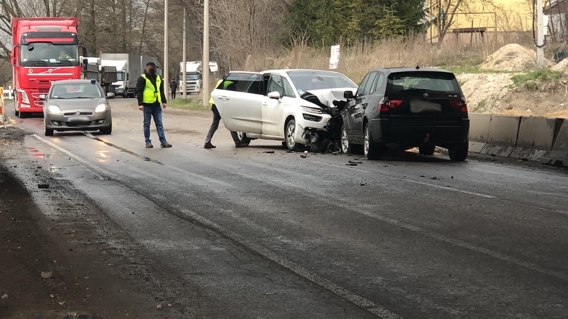 Czołowe zderzenie BMW z citroenem. Pięć osób trafiło do szpitala, droga jest zablokowana (zdjęcia)