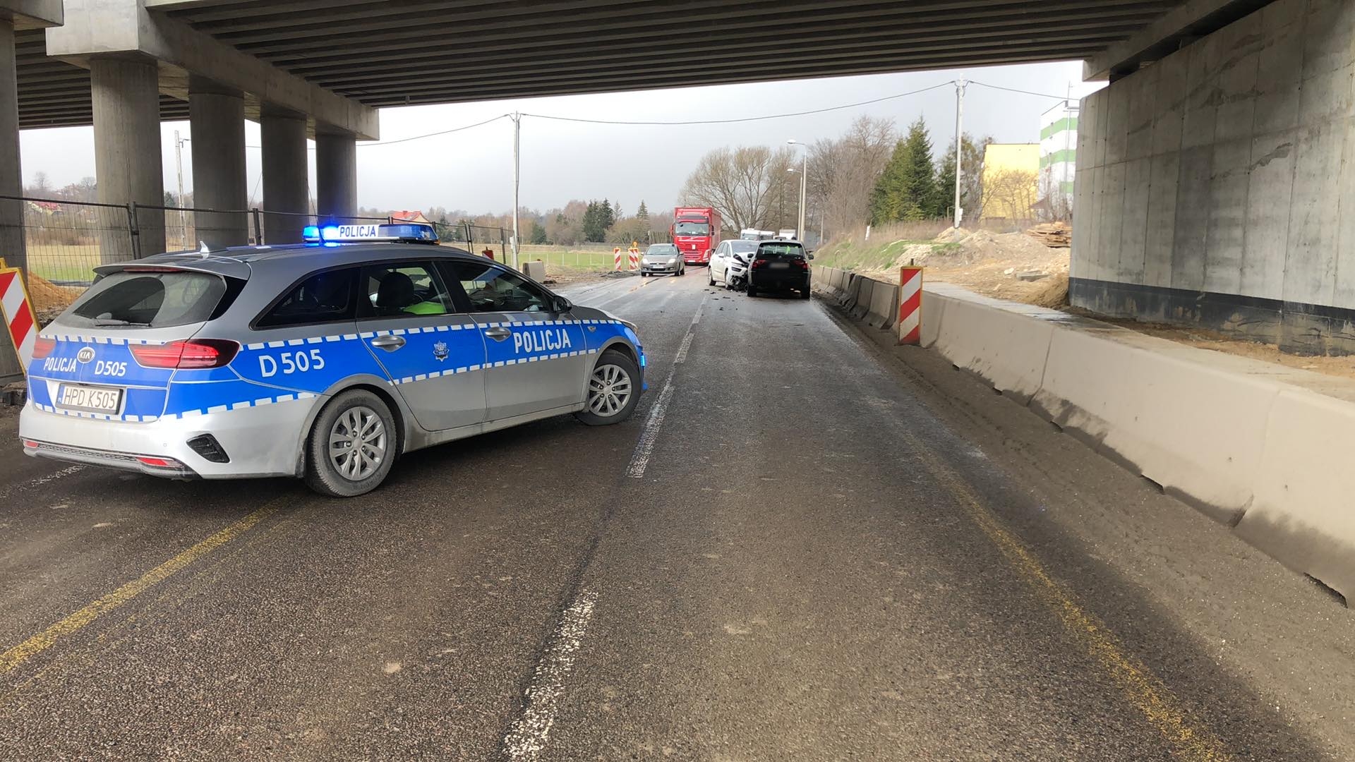 Czołowe zderzenie BMW z citroenem. Pięć osób trafiło do szpitala, droga jest zablokowana (zdjęcia)