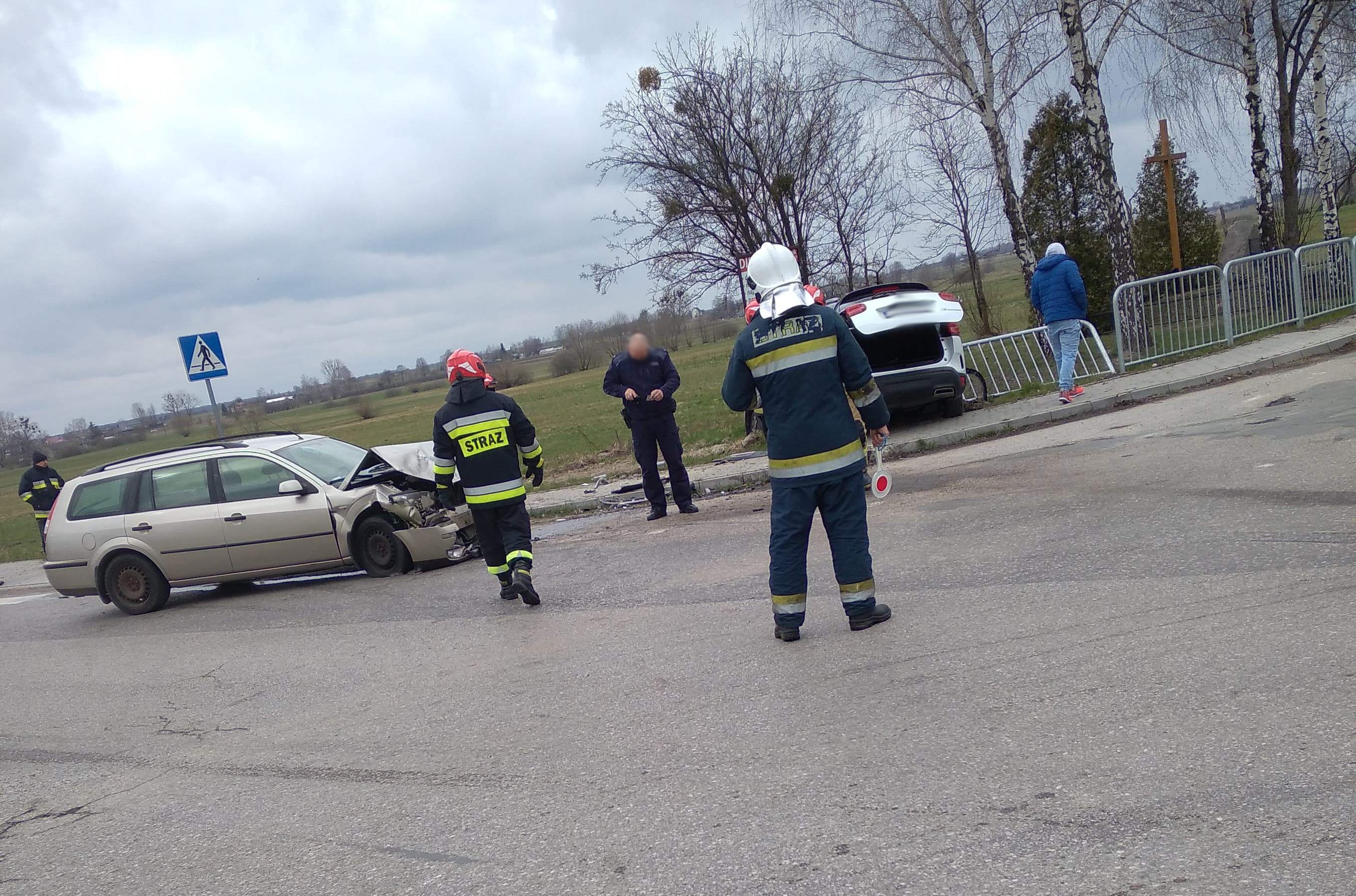Zderzenie na skrzyżowaniu, dwie osoby trafiły do szpitala (zdjęcia)